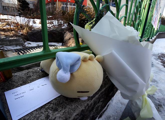 지난 10일 대전 서구 한 초등학교에서 1학년 A양이 교사에 의해 흉기에 찔려 사망하는 사고가 발생했다. 11일 범행이 발생한 학교입구에 A양을 추모하는 국화꽃과 메모가 놓여 있다. /사진=뉴스1