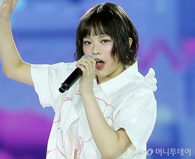 걸그룹 뉴진스 하니가 국내 체류를 위한 비자 발급을 거부한 것으로 전해졌다. 첫 독자 행보에 나선 뉴진스가 다음달 한국이 아닌 홍콩에서 컴백무대를 갖게 된 배경이 하니의 비자 만료 때문이라는 추측이 나온다. /사진=김창현 chmt@