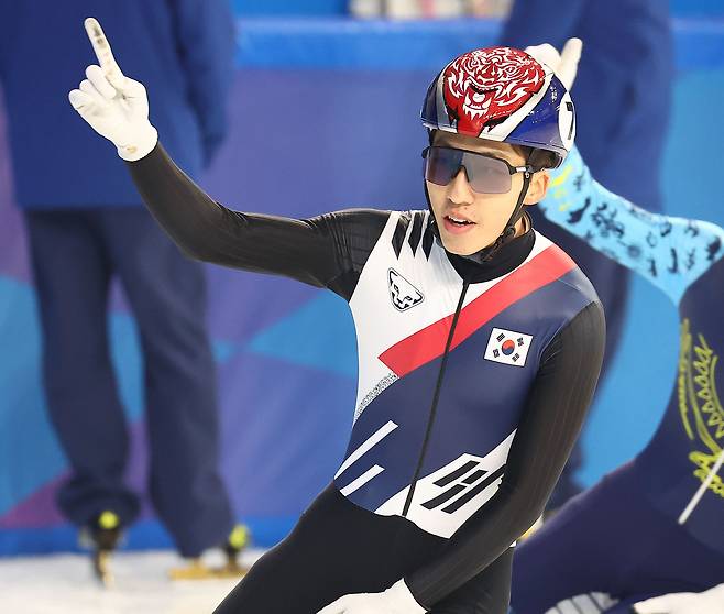 박지원이 지난 8일 하얼빈 동계아시안게임 쇼트트랙 혼성 2000m 계주 결승에서 가장 먼저 결승선을 통과하며 첫번째 금메달을 의미하는 손가락 하나를 펴 보이고 있다.   [연합]