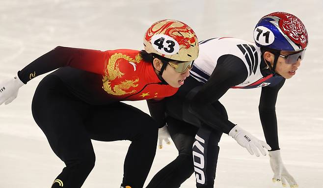 지난 9일 하얼빈 동계아시안게임 쇼트트랙 남자 1000m 준결승에서 박지원(오른쪽)과 린샤오쥔이 접전을 펼치는 모습   [연합]