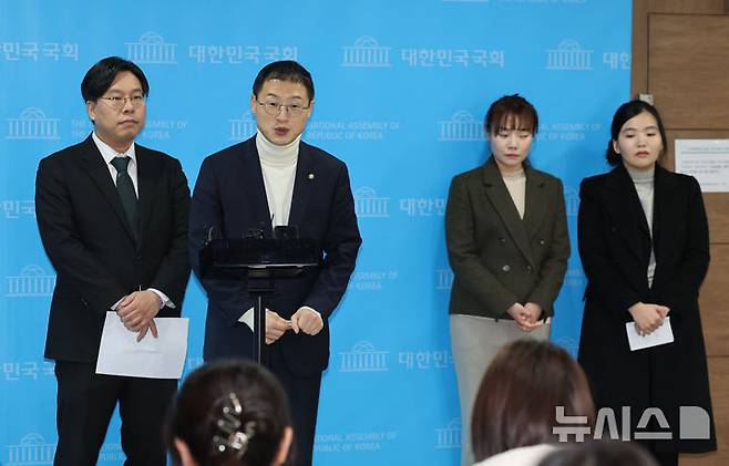 [서울=뉴시스] 권창회 기자 = 김상욱, 김예지 국민의힘 의원을 비롯한 1973년생 이하 친한동훈계 모임인 '언더73' 이 10일 오후 서울 여의도 국회 소통관에서 열린 국민소환제 찬성 관련 기자회견을 마치고 취재진 질문에 답하고 있다. 2025.02.10. kch0523@newsis.com