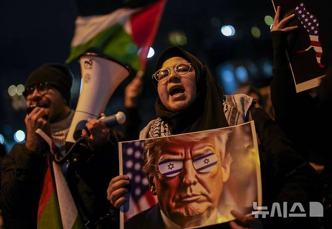 [이스탄불=AP/뉴시스] 6일(현지 시간) 튀르키예 이스탄불의 미국 영사관 앞에서 시위대가 팔레스타인 주민을 가자지구에서 이주시키려는 도널드 트럼프 미국 대통령의 계획에 반대하는 구호를 외치고 있다. 2025.02.07.