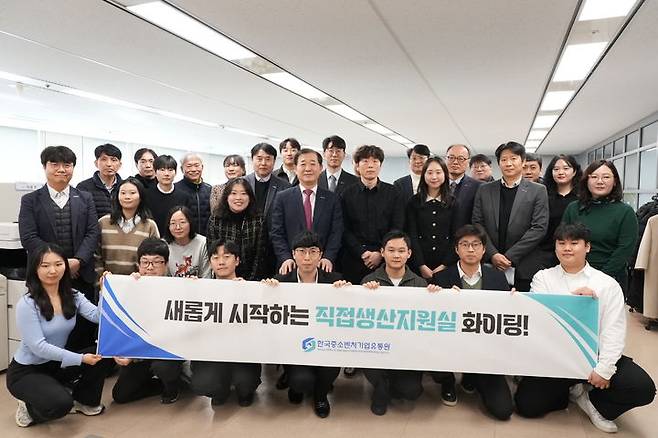 [서울=뉴시스] 이태식 한유원 대표이사와 직접생산지원실 직원 단체사진 (사진=한국중소벤처기업유통원 제공) 2025.02.11. photo@newsis.com *재판매 및 DB 금지