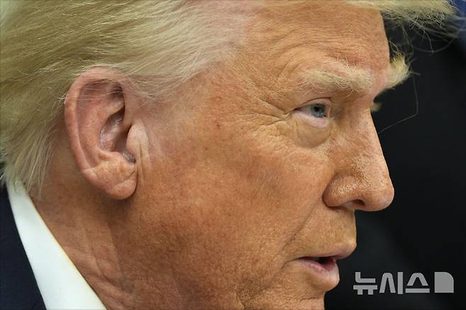 [워싱턴=AP/뉴시스] 도널드 트럼프 미국 대통령이 10일(현지 시간) 백악관 집무실에서 철강과 알루미늄 제품 관세 부과에 관한 포고문에 서명한 후 기자들에게 얘기하고 있다. 트럼프 대통령이 철강 쿼터 협정 등을 종료하면서 한국 등 대상국에도 3월12일부터 관세 25%가 적용된다. 2025.02.11.