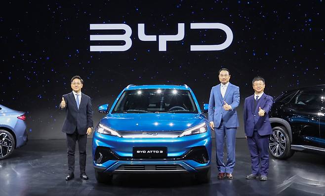 조인철 BYD 코리아 승용부문 대표(왼쪽) 등 관계자들이 차 옆에서 포즈를 취하고 있다. 연합뉴스