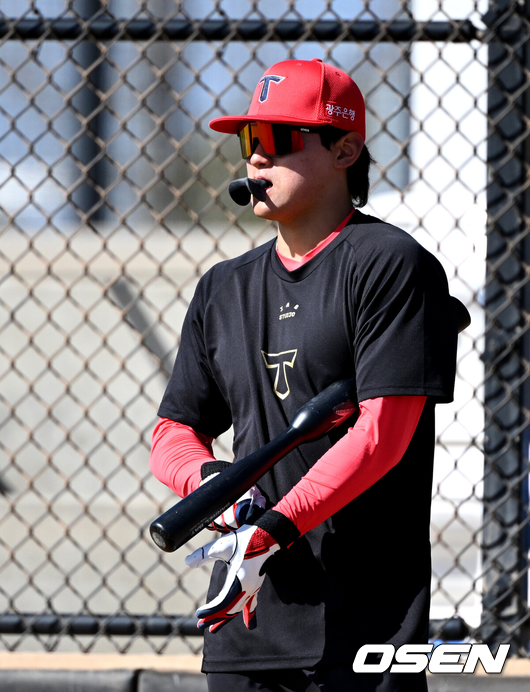 [OSEN=어바인(미국), 이대선 기자] 11일(한국시간) 미국 캘리포니아주 어바인 그레이트파크 베이스볼 컴플렉스에서 KIA 타이거즈의 1차 스프링캠프가 진행됐다.KIA 선수단은 오는 18일 미국에서 출발해 19일 인천으로 입국한 뒤 20일에 일본 오키나와로 건너가 21일부터 3월 4일까지 킨 구장에서 본격적인 실전을 치른다.KIA 김도영이 타격 훈련을 준비하고 있다. 2025.02.11 / sunday@osen.co.kr
