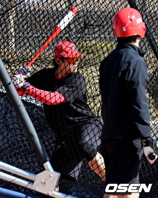 [OSEN=어바인(미국), 이대선 기자] 11일(한국시간) 미국 캘리포니아주 어바인 그레이트파크 베이스볼 컴플렉스에서 KIA 타이거즈의 1차 스프링캠프가 진행됐다.KIA 선수단은 오는 18일 미국에서 출발해 19일 인천으로 입국한 뒤 20일에 일본 오키나와로 건너가 21일부터 3월 4일까지 킨 구장에서 본격적인 실전을 치른다.KIA 김도영이 타격 훈련을 하고 있다. 2025.02.11 / sunday@osen.co.kr