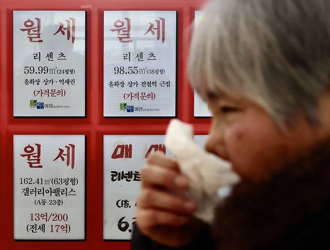 서울시내 한 부동산에 월세 매물 안내문이 게시돼 있다. 뉴시스