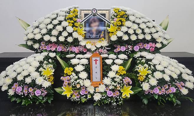 11일 교사가 휘두른 흉기에 찔려 숨진 김하늘양의 시신이 안장돼 있는 대전 서구 건양대병원병원 장례식장 빈소에 고인의 명복을 비는 조화와 김 양의 영정이 놓여 있다. 뉴시스