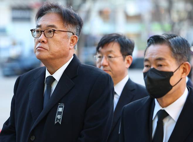 정진석 대통령비서실장(왼쪽)과 신원식 국가안보실장이 지난해 12월31일 오전 서울시청 본관 앞에 마련된 제주항공 여객기 희생자 합동분향소를 찾아 순서를 기다리고 있다. 자료사진. ⓒ시사저널 임준선 기자
