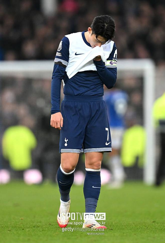 ▲ 손흥민이 가장 필요할 때 득점하지 못했으니 대체자가 필요하다는 주장도 나왔다. 과거 맨체스터 유나이티드와 블랙번 로버스에서 수석 스카우트를 지낸 믹 브라운은 '풋볼 인사이더'를 통해 "토트넘은 여름 이적시장에서 손흥민을 대체할 선수를 찾아야 한다"며 "올 시즌 꾸준함에 의문이 제기된다. 속도가 느려졌고, 경기력도 예전만 못하다. 최근 잠시 살아나긴 했지만 예전의 모습은 아니"라고 주전 교체를 주장했다.&nbsp;