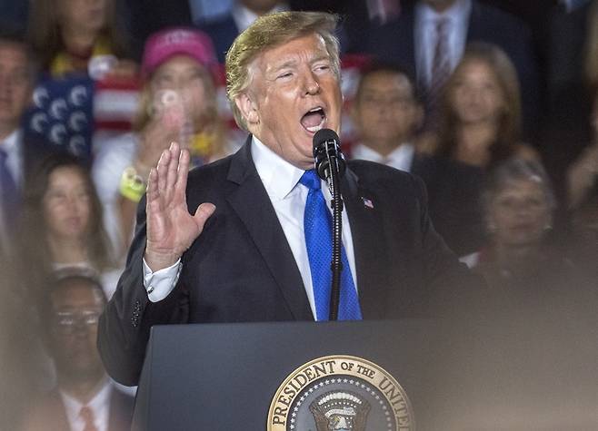 트럼프 대통령이 관세 인상 정책을 본격화하자 원·달러 환율이 가파르게 올랐다.[사진 | 연합뉴스]