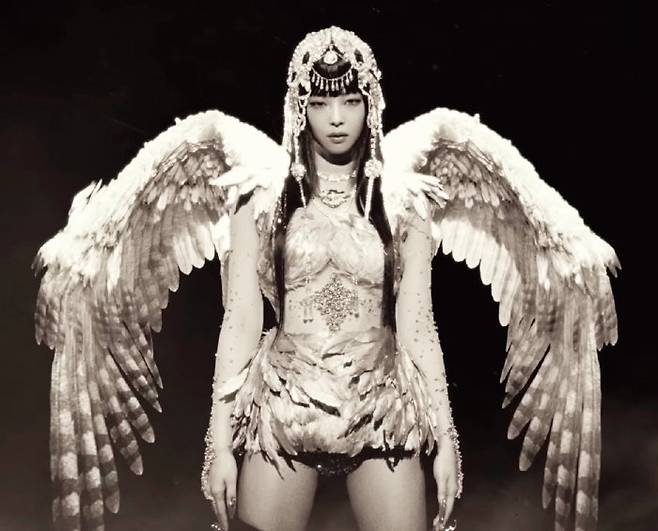 블랙핑크 제니가 1월 25일 공개한 ‘젠(ZEN)’ 뮤직비디오 속 한 장면. 빠른 비트의 연타에 맞춰 다채롭게 변화하는 제니의 매력이 돋보인다. [유튜브 JENNIE 채널 캡처]