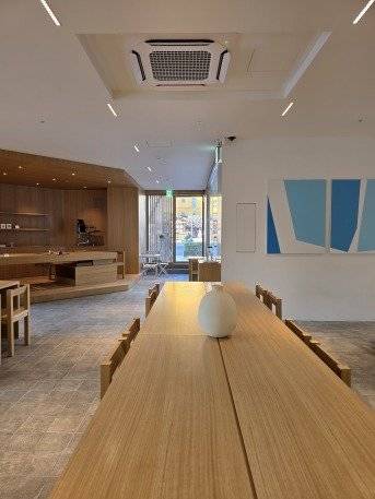 최대 100배 가능한 줌 기능으로 촬영한 카페 전경. 줌으로 당긴 후에도 선명한 화면이 유지됐다(아래). [이진수]