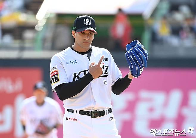 9일 오후 수원케이티위즈파크에서 열린 '2024 신한 SOL Bank KBO 포스트시즌' LG 트윈스와 KT 위즈의 준플레이오프 4차전 경기, KT 선발투수 쿠에바스가 피칭에 앞서 피치컴을 체크하고 있다. 엑스포츠뉴스DB