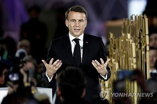 AI 국제 정상회의 1일차 마무리하는 마크롱 대통령  (파리 로이터=연합뉴스) 에마뉘엘 마크롱 프랑스 대통령이 10일(현지시간) 프랑스 파리 그랑팔레에서 열린 제3차 AI 국제정상회의 1일차를 마무리하며 연설하고 있다. 2025.02.10.
