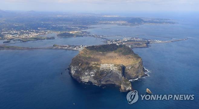 하늘에서 바라본 성산일출봉 [연합뉴스 자료 사진]