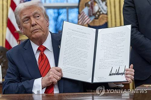 행정명령에 서명한 트럼프 미국 대통령 [AP 연합뉴스 자료사진. 재판매 및 DB 금지]