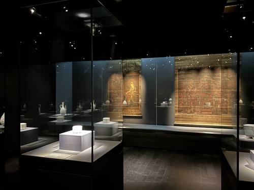 수월관음도와 지장시왕도     (서울=연합뉴스) 김예나 기자 = 11일 서울 강남구 호림박물관 신사 분관에서 개막한 '호림명보'(湖林名寶) 특별전 전시실에 고려 불화인 수월관음도와 조선 전기 불화인 지장시왕도가 전시돼 있다. 2025.2.11
    yes@yna.co.kr