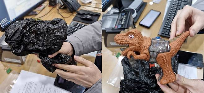 지난 10일 오전 부산 기장군 일광읍 한 은행에서 30대 남성 A씨가 범행에 사용한 장난감 공룡 물총 (사진=부산기장경찰서)