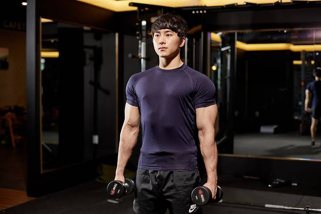 각 손에 웨이트나 덤벨을 들고 하는 운동인 농부의 운반(Farmer's Carry). [사진= 게티이미지뱅크]