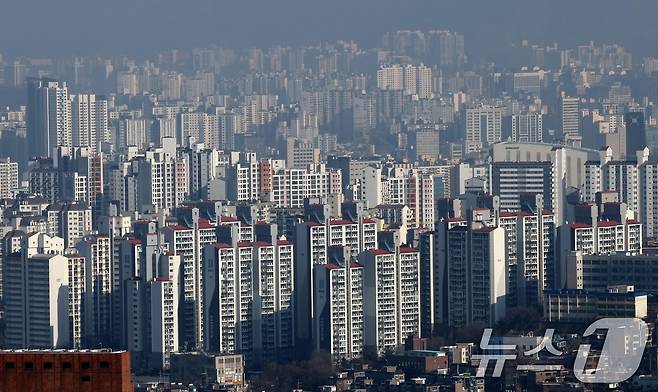 남산에서 바라본 서울 도심 아파트 모습. 2025.1.17/뉴스1 ⓒ News1 송원영 기자