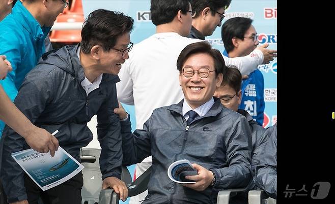 지난 2018년 근로자의 날에 서울 송파구 잠실올림픽 주 경기장에서 열린 '한국노총 2018 노동절 마라톤대회'에서 당시 김문수 자유한국당 서울시장 후보(왼쪽)와 이재명 더불어민주당 경기도지사 후보가 인사하는 모습. 2018.5.1/뉴스1