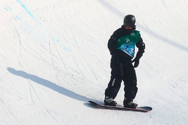 12일 중국 야부리 스키리조트에서 열린 하얼빈 동계아시안게임 스노보드 남자 하프파이프 예선에서 이채운이 슬로프를 내려오고 있다. 사진 | 야부리=연합뉴스