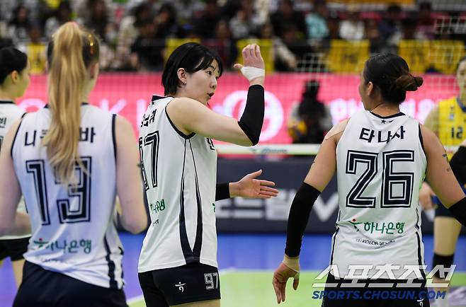 삼각편대 니콜로바, 강소휘, 타나차의 공격력을 앞세워 도로공사는 2위 현대건설을 잡아냈다. 수원=박재만 기자 pjm@sportschosun.com