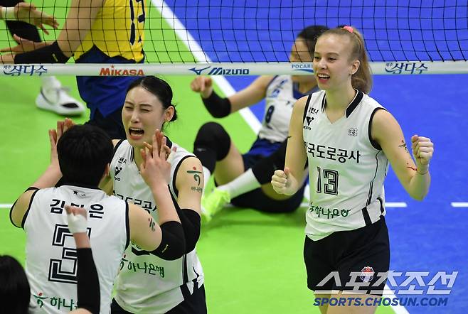 니콜로바 득점에 더 기뻐하는 배유나