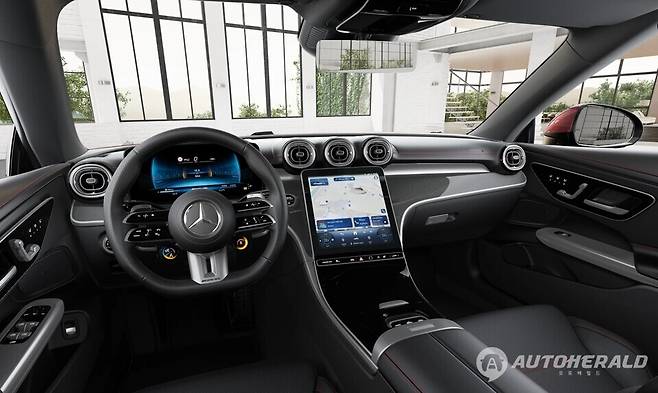 CLE 53 4MATIC+&nbsp;카브리올레에는 한국형 티맵 오토를 탑재해 사용 편의성을 높였다. (벤츠 코리아)