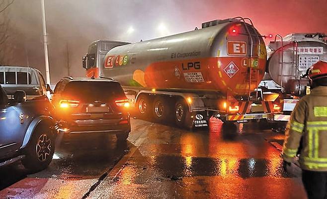 지난달 14일 오전 5시 16분쯤 경기 고양시 일산서구 자유로 구산IC 인근에서 발생한 44중 추돌 사고 현장의 모습. 도로 표면의 얇은 얼음층인 ‘블랙 아이스’가 원인으로 추정됐다. /경기도북부소방재난본부