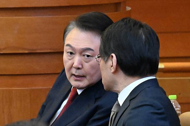 윤석열 대통령이 11일 서울 종로구 헌법재판소에서 열린 '윤석열 대통령 탄핵심판 7차 변론'에 출석, 변호인과 대화하고 있다. /사진공동취재단