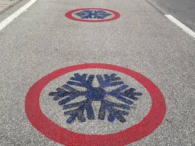 도로 결빙시 뜨는 눈송이 그림. 도로 온도에 따라 색상이나 문양이 변하는 감응형 노면표시를 활용한다. /행정안전부
