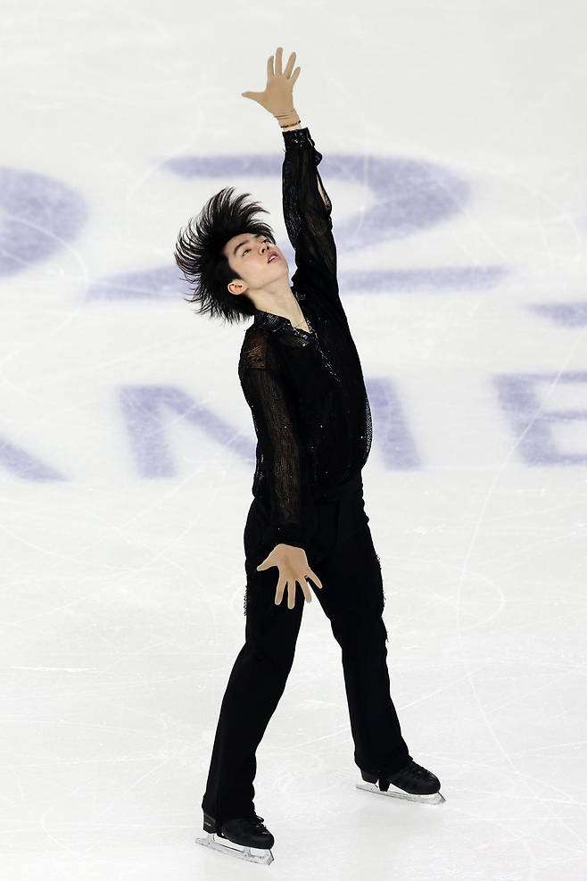 차준환이 체인지 풋 콤비네이션 스핀과 이어지는 엔딩 포즈로 쇼트프로그램 연기를 마무리하고 있다. 하얼빈=뉴스1