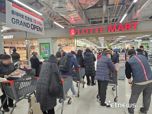 지난달 16일 롯데마트 천호점 오픈 전에 사람들이 줄서있다. 〈사진=강성전기자〉