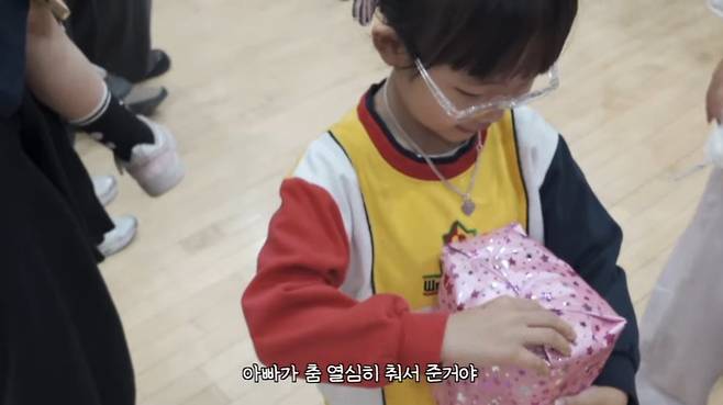 bandicam 2025-02-12 08-52-31-330.jpg 딸 유치원 운동회에서 수줍게 춤추는 학부모ㅋㅋㅋㅋㅋ