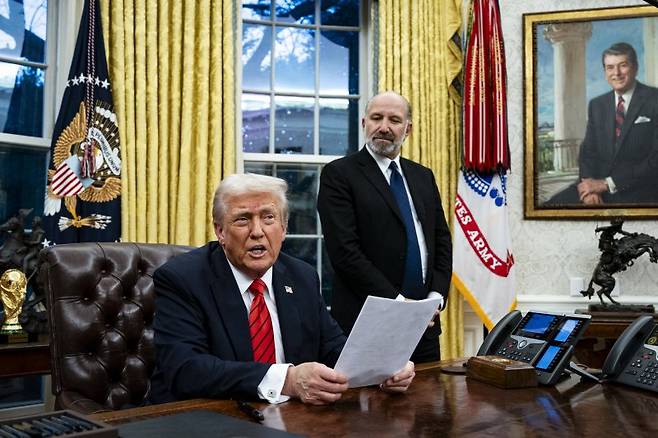 미국의 도널드 트럼프 대통령(왼쪽)이 10일(현지시간) 미국 워싱턴DC 백악관에서 하워드 러트닉 미국 상무장관 지명자와 함께 관세 부과를 발표하고 있다.UPI연합뉴스