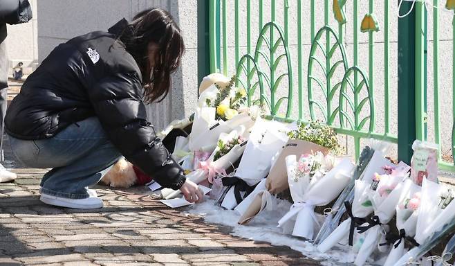 지난 10일 대전 서구 한 초등학교에서 1학년 김하늘양이 교사에 의해 흉기에 찔려 사망하는 사고가 발생했다. 11일 범행이 발생한 학교에서 인근 주민들이 김양을 추모하고 있다. /사진=뉴스1
