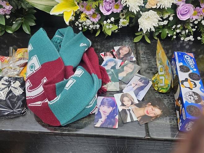 지난 12일 대전건양대병원 장례식장에 마련된 김하늘(8)양 빈소의 영정 앞에 장원영 등 아이브의 포토카드가 놓여있다. 최예린 기자 floye@hani.co.kr