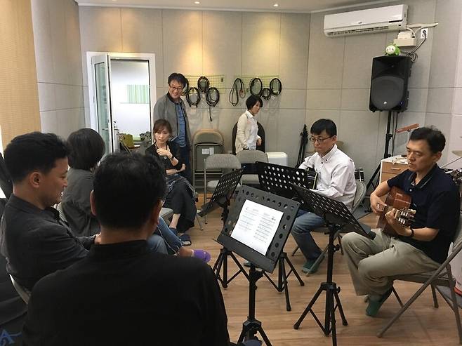 고인(오른쪽 둘째)이 2017년 메아리 창립 40주년 공연을 앞두고 벗들과 함께 연습하고 있다. 필자 제공