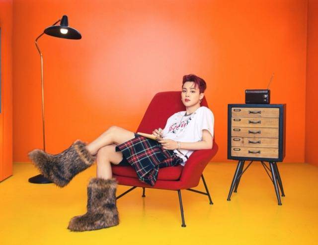 그룹 BTS의 멤버 지민이 치마 바지에 부츠를 신은 모습. BTS 공식 트위터