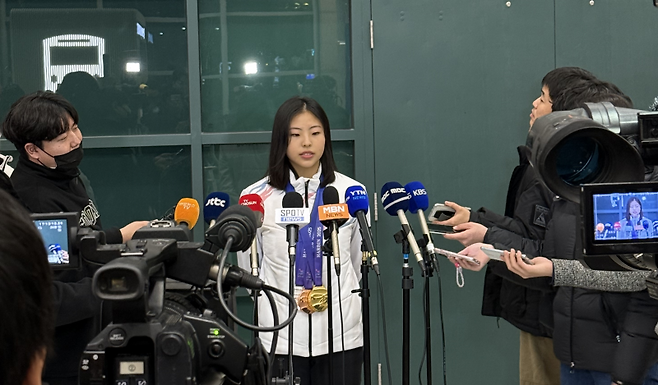 스피드스케이팅 국가대표 이나현이 12일 인천국제공항을 통해 귀국한 뒤 인터뷰를 진행하고 있다. 사진=와우매니지먼트