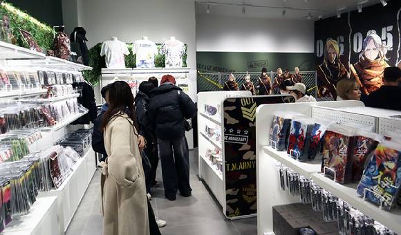 일본 도쿄 라인프렌즈 스퀘어 시부야에서 진행 중인 웹툰 '입학용병' 팝업스토어에서 방문객들이 상품을 둘러보고 있다. [사진=네이버웹툰]