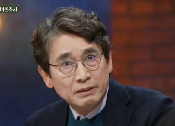 유시민 작가가 윤석열 대통령 지지율이 51%라는 최근 여론조사에 대해 비판의 목소리를 냈다. [사진=MBC '손석희의 질문들']