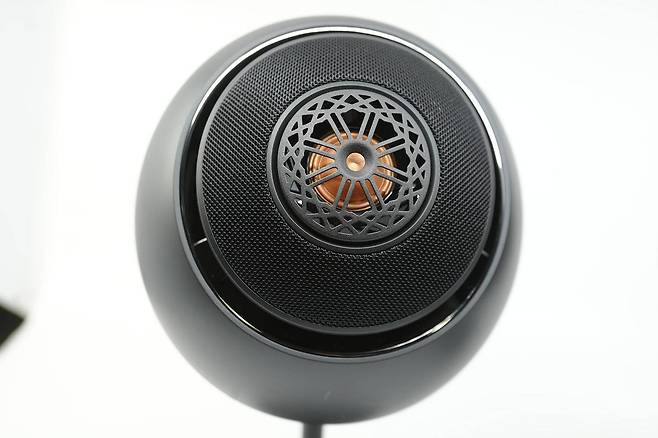 상단 트위터와 하단 드라이버 유닛이 한 방향으로 정렬된 동축 드라이버 설계가 적용됐다 / 출처=IT동아