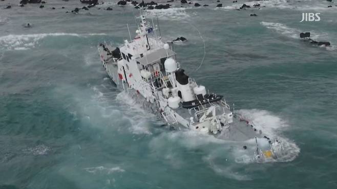 오늘(12일) 새벽 서귀포시 표선면 세화포구 인근 갯바위에서 좌초된 해경 경비정 (사진, 강명철 기자)