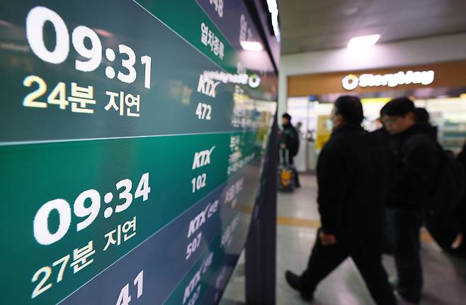 폭설과 한파로 인해 KTX 등 고속열차의 지연운행이 잦다. 연합뉴스