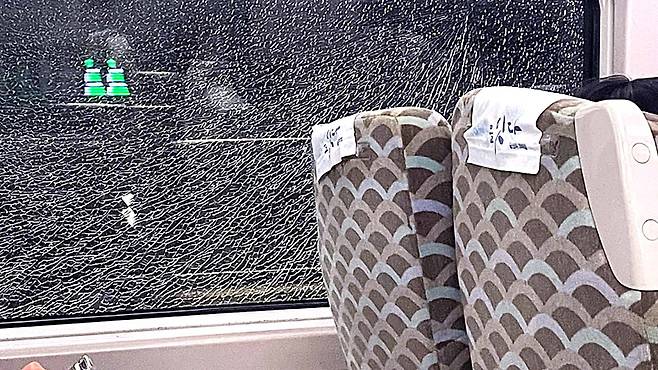 2023년말 천안아산역에서 광명역을 향해 달리던 KTX 산천 열차 외부 유리창에 일부 금이 가는 사고가 났다. 연합뉴스