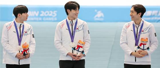 새로운 전설이 된 이승훈, 후배들 보며 방긋   (하얼빈=연합뉴스) 박동주 기자 = 11일 중국 하얼빈 헤이룽장 빙상훈련센터 스피드스케이팅 오벌에서 열린 하얼빈 동계아시안게임 스피드스케이팅 남자 팀 추월 시상식에서 이승훈(오른쪽)이 밝게 웃으며 정재원(왼쪽), 박상언을 바라보고 있다.   이승훈은 이날 메달로 9번째 동계AG 메달을 획득하며 김동성(8개)을 제치고 한국 선수 역대 동계AG 최다 메달리스트에 등극했다. 2025.2.11   pdj6635@yna.co.kr (끝)  〈저작권자(c) 연합뉴스, 무단 전재-재배포, AI 학습 및 활용 금지〉